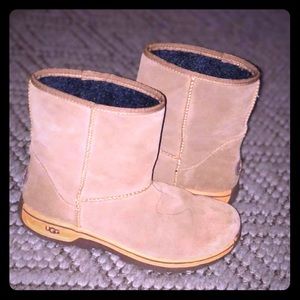 Boys Lyndon Ugg boots size 4. Waterproof